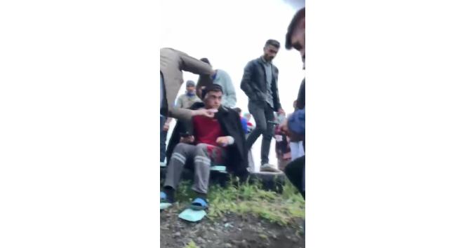 Kars’ta kamyon devrildi, gıda maddeleri etrafa savruldu