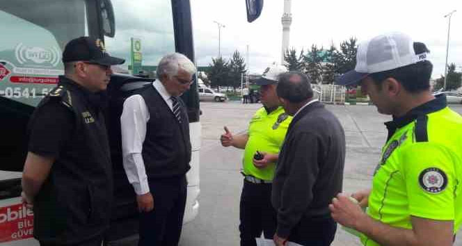 Kars’ta sürücülere ve yolculara trafik kuralları anlatıldı