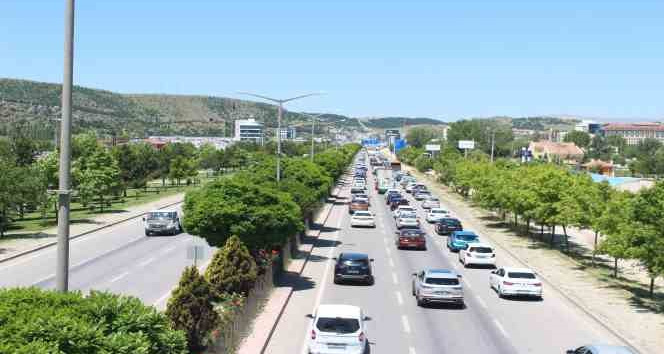 Afyonkarahisar’da kavşak noktalarda trafik yoğunluğu