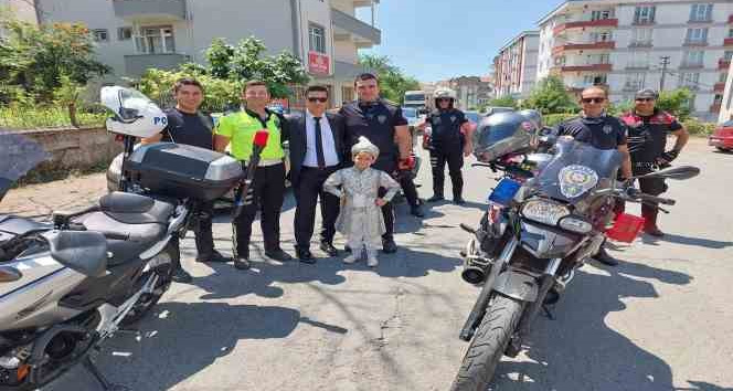 Küçük Erbakan’a Yunus polislerinden jest