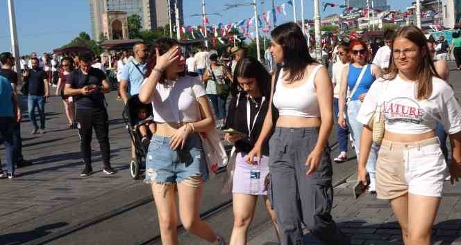 Taksim’de sıcaktan bunalan vatandaşlar şemsiye ile gezdi