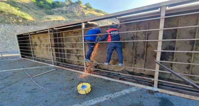 Hayvan yüklü tır devrildi: 1 ölü, 1 yaralı