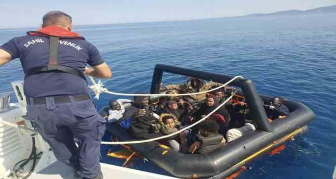 Yunan unsurlarınca ölüme terk edilen 14 kaçak göçmen kurtarıldı