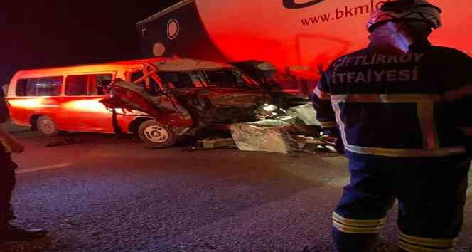 Yalova’da çekiciye bağlı römorkla minibüs çarpıştı: 2 yaralı