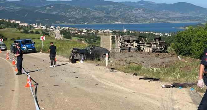 Otomobil ile kamyon çarpıştı, ölü ve yaralılar var