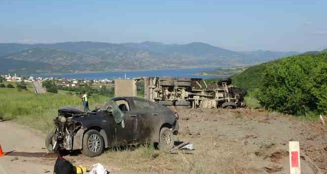 Tokat’ta otomobil ile kamyon kafa kafaya çarpıştı: 3 ölü, 2 ağır yaralı