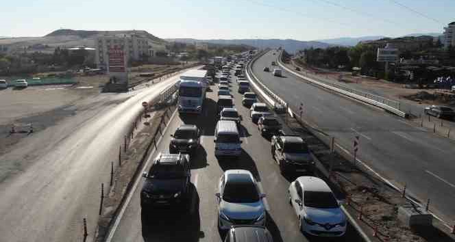 Büyük bayram trafiği sürüyor: 43 ilin geçiş güzergahı havadan görüntülendi
