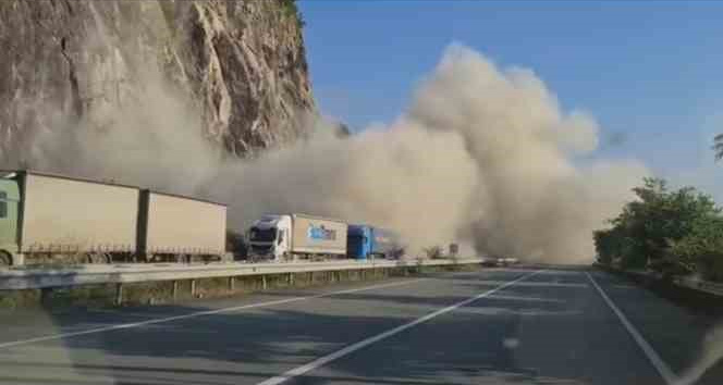 Hopa’da heyelan korkuttu, 1 tır zarar gördü, o anlar kameraya yansıdı