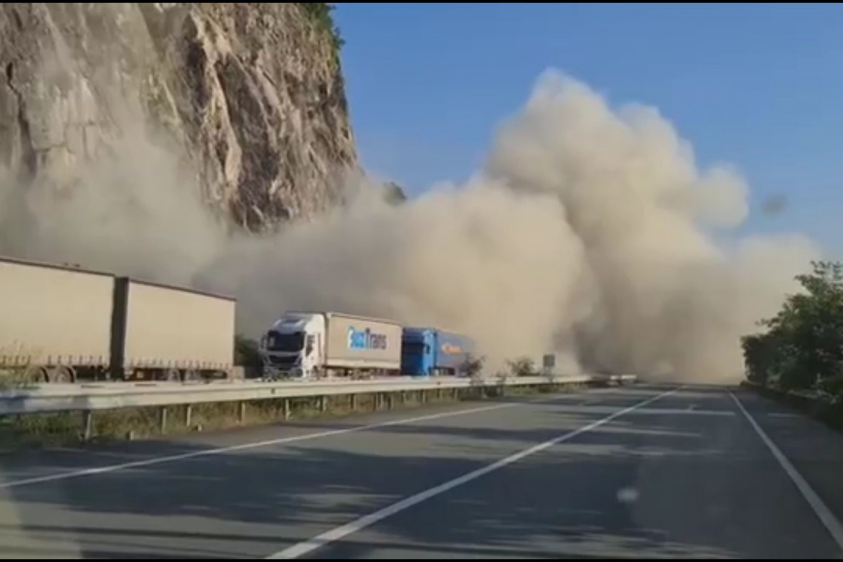 Hopa&#039;da heyelan korkuttu, 1 tır zarar gördü, o anlar kameraya yansıdı