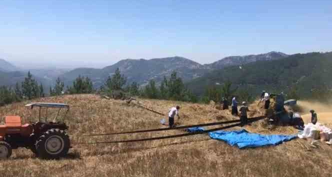 Engebeli arazilerde ekim yapan çiftçiler, eski patoz makinalarıyla hasat yaptı