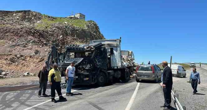 İki tır çarpıştı: 2 yaralı