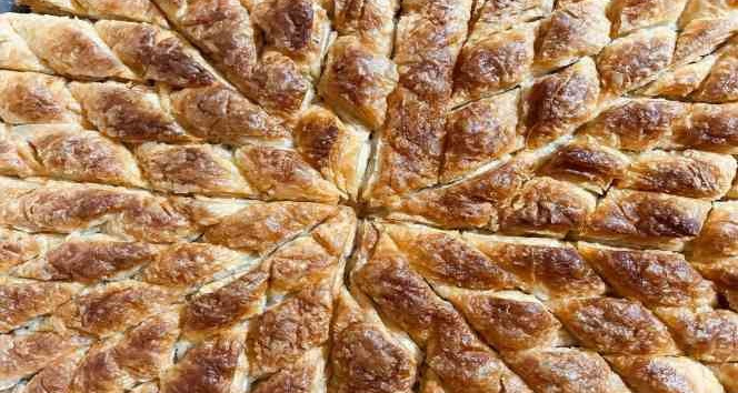 Hamarat kadınlar kolları sıvadı, çıtır baklavalar bayrama hazırlandı