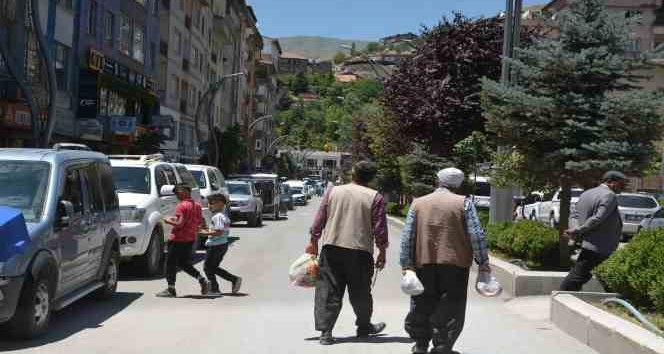 Hakkari’nin en işlek caddesi bayram için trafiğe kapatıldı