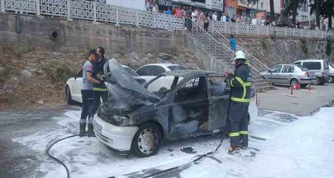 Biga’da seyir halindeki araç alev alev yandı