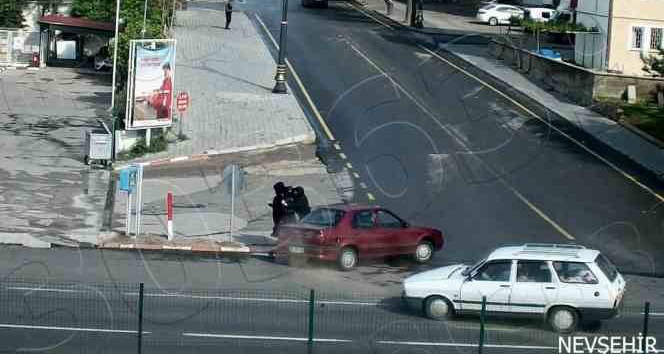 Aracın altında kalmaktan son anda kurtuldular