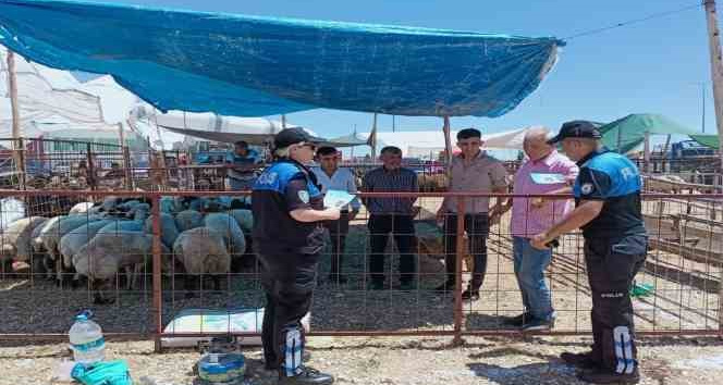 Karaman’da kurban pazarında broşürlü sahte para uyarısı