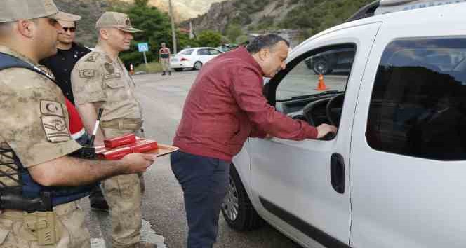 Vali Taşbilek bayram öncesi trafik denetimine katıldı, sürücüleri uyardı