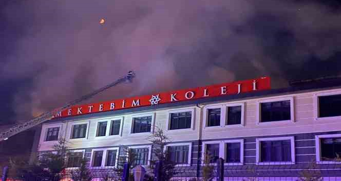 Tadilat sırasında yangın çıkan okuldan yükselen alevler geceyi aydınlattı