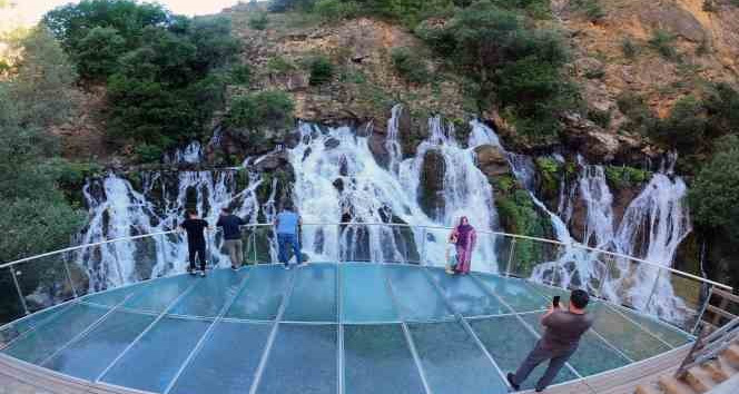 Sıcaktan kaçan soluğu Tomara Şelalesinde alıyor