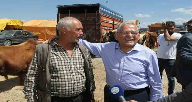 Başkan Büyükkılıç, kurban pazarında sıkı pazarlığa katıldı