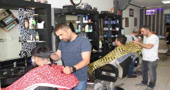 Berberlerin Kurban Bayramı mesaisi: Randevusuz müşteri kabul etmiyorlar