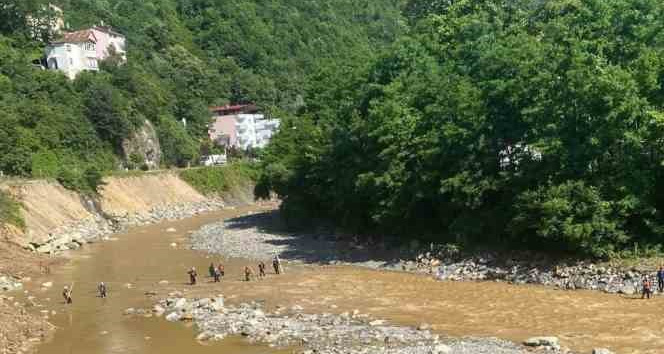 Giresun’da selin yaraları sarılıyor, kayıp şahsı arama çalışmaları sürüyor