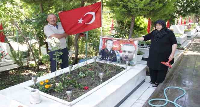 İzmir’de şehitliklerde buruk bayram arifesi