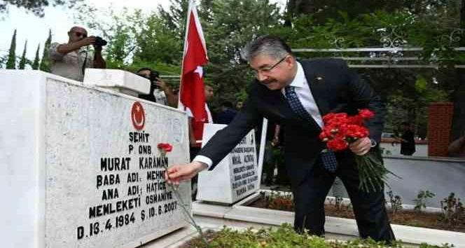 Osmaniye’de şehitler ile depremde hayatını kaybedenlerin kabri ziyaret edildi