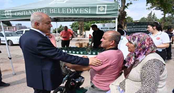 Osmaniye Belediyesinden, mezarlık ziyaretine gelenlere ikram