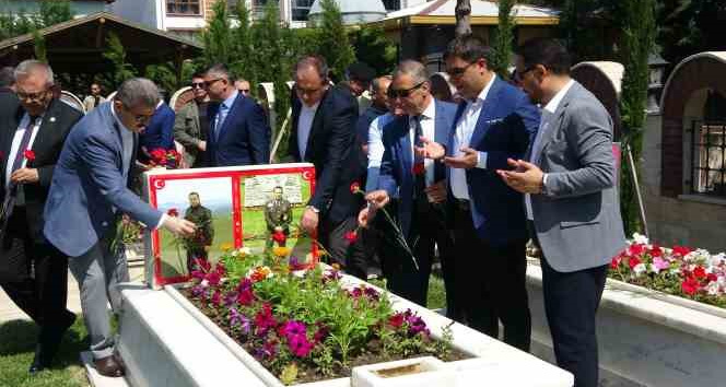 Uşak’ta arife günü şehitler mezarı başında anıldı