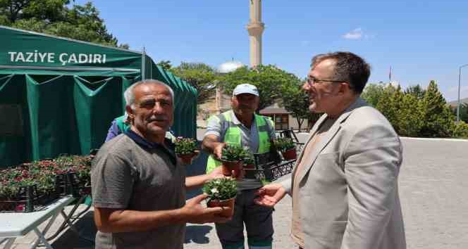 Mezar ziyaretine gelenlere karanfilli karşılama