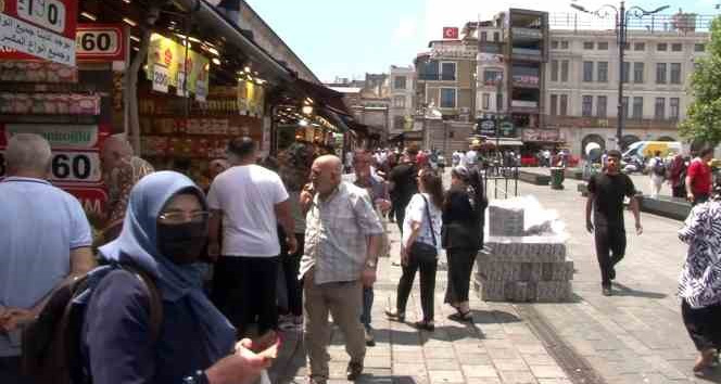 Bayramlık çikolata ve şeker almak isteyenlerin tercihi Eminönü oldu