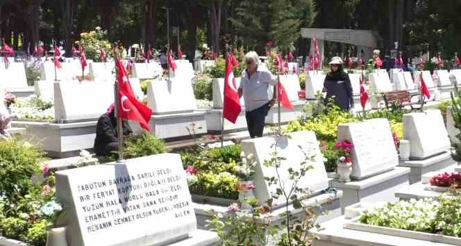 Şehit yakınları bayram öncesinde Edirnekapı Şehitliği’ni ziyaret etti