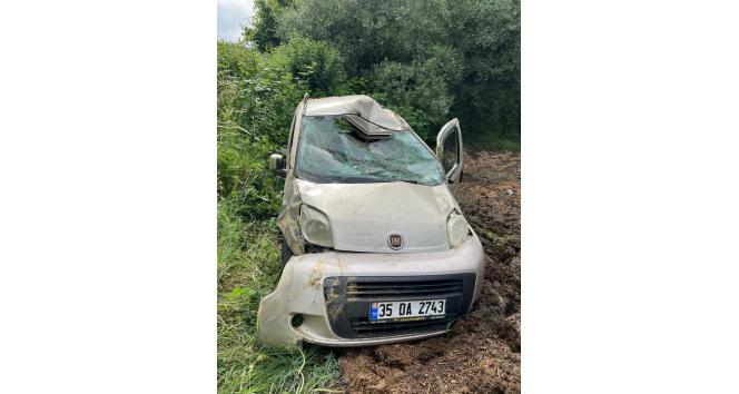 Tatile çıkan anne ve oğlu takla atan araçta can verdi