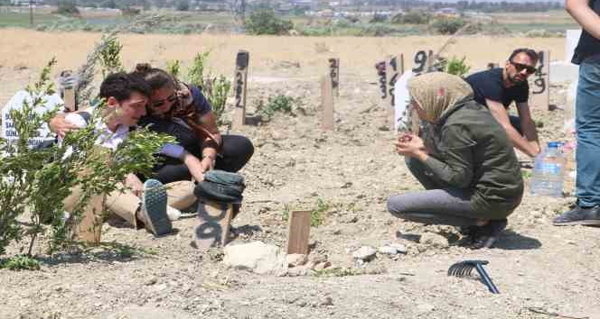 Deprem mezarlığında hüzünlü arife