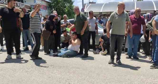 Dükkan sahibi ile müşteriler birbirine girdi, yumruklar tekmeler havada uçuştu