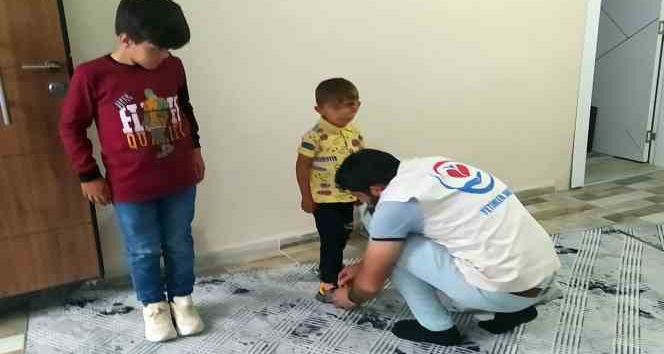 Yetimler Vakfı’ndan Ağrılı çocuklara giyim ve ayakkabı yardımı