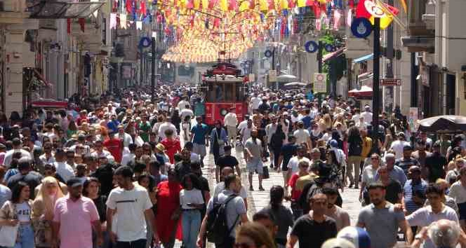 Bayram öncesi vatandaşlar Taksim’e akın etti