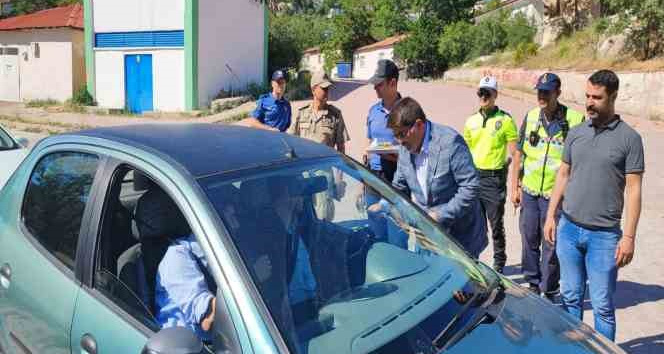 Tunceli’de çikolatalı ve oyuncaklı yol kontrolü