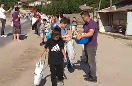 Asırlık ’arefe günü’ geleneği yüzleri güldürüyor