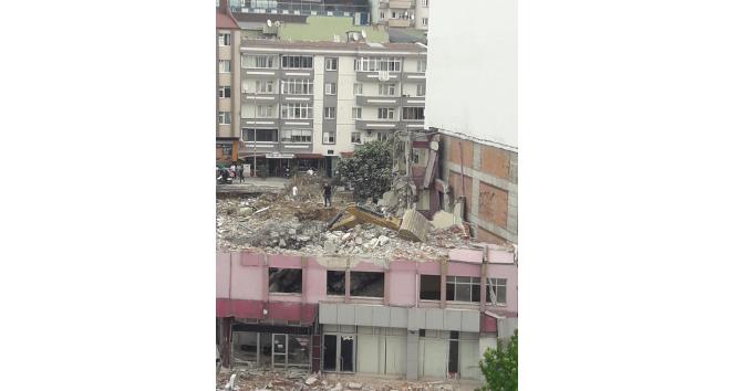 Kepçe binanın içinde yan yattı
