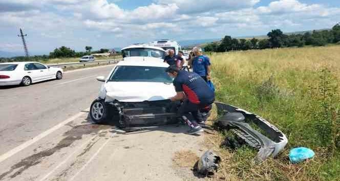 Bariyerlere çarpan araçta bulunan 4 kişi yaralandı