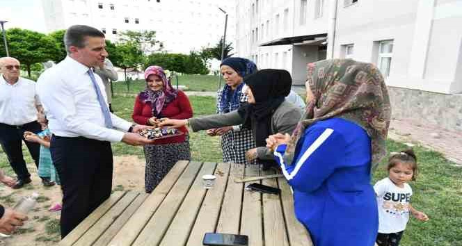 Isparta Valisi Aydın Baruş depremzedelerin bayramını kutladı