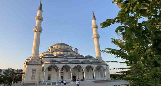 İzmirliler bayram namazı için camilere akın etti