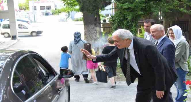 Başkan Bakkalcıoğlu mezarlık ziyaretine gelen vatandaşların bayramını kutladı