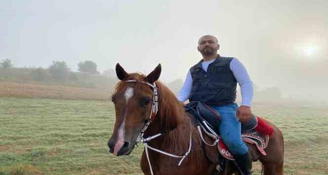 Pendik’te kaçan kurbanlık danayı at sırtında kovboy gibi aradı