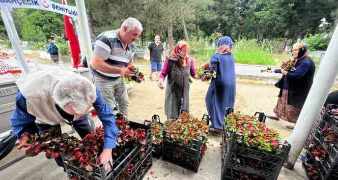 Kabir ziyareti yapan vatandaşlara 25 bin çiçek dağıtıldı