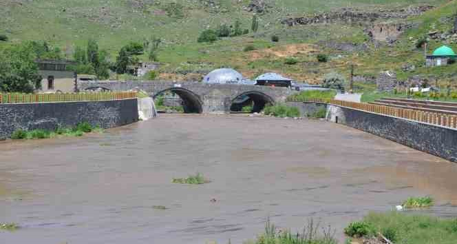 Kars Çayı’nın rengi değişti