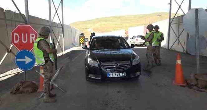 Teröristlerin korkulu rüyası olan Moray Üs Bölgesinde yol kontrolü