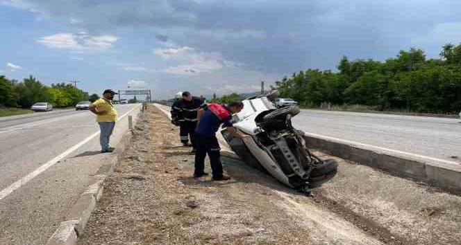 Burdur’da kontrolden çıkan otomobil refüjde ters döndü, 1 kişi yaralandı